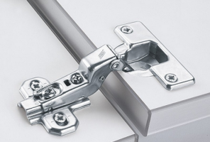 107866106 Петля Slide-On 2333-Т42-К9.5, для смежных дверей, открывание 95гр.