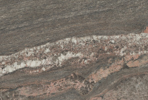 EGGER Плинтус F012 ST9 Гранит Магма красный 4100х25х25